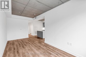 115-115 Larchmount Ave in Toronto, ON - Building Photo - Building Photo