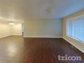 25913 128th Pl SE in Kent, WA - Foto de edificio - Building Photo