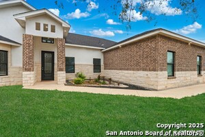 128 Hidden Ranch Ct in Floresville, TX - Building Photo - Building Photo