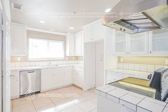 1315 E Mission Rd in Fallbrook, CA - Foto de edificio - Building Photo