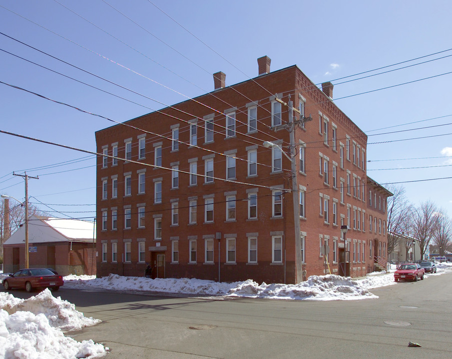 22 N East St in Holyoke, MA - Building Photo