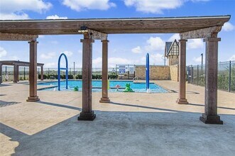 724 Basteen Ln in Justin, TX - Foto de edificio - Building Photo