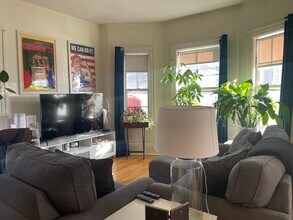 28 Glen Rd, Unit 2 in Boston, MA - Building Photo - Building Photo