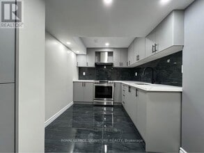 60 Lofthouse Dr in Whitby, ON - Building Photo - Building Photo