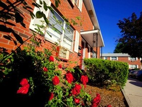 Swan Court Apartments in Rochelle Park, NJ - Building Photo - Building Photo