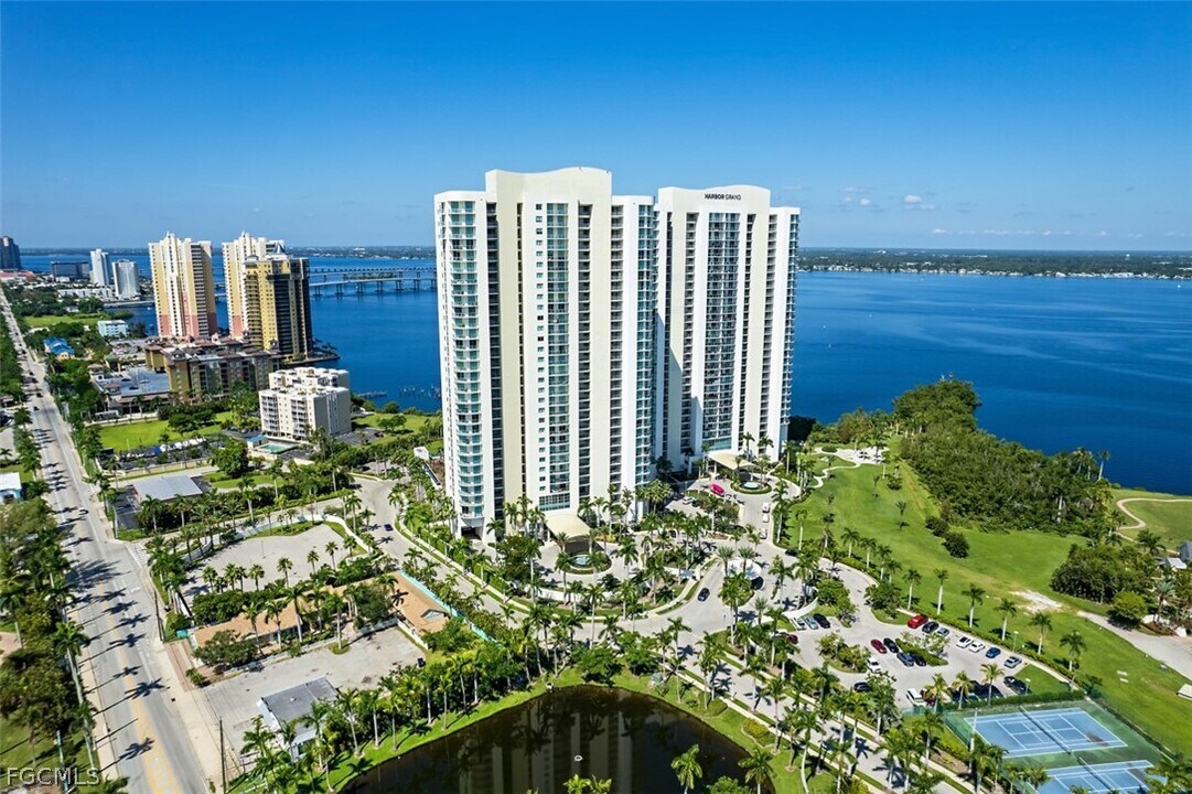 3000 Oasis Grand Blvd in Ft. Myers, FL - Building Photo