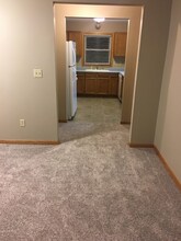 2042 Cliff Alex Ct S in Waukesha, WI - Foto de edificio - Building Photo