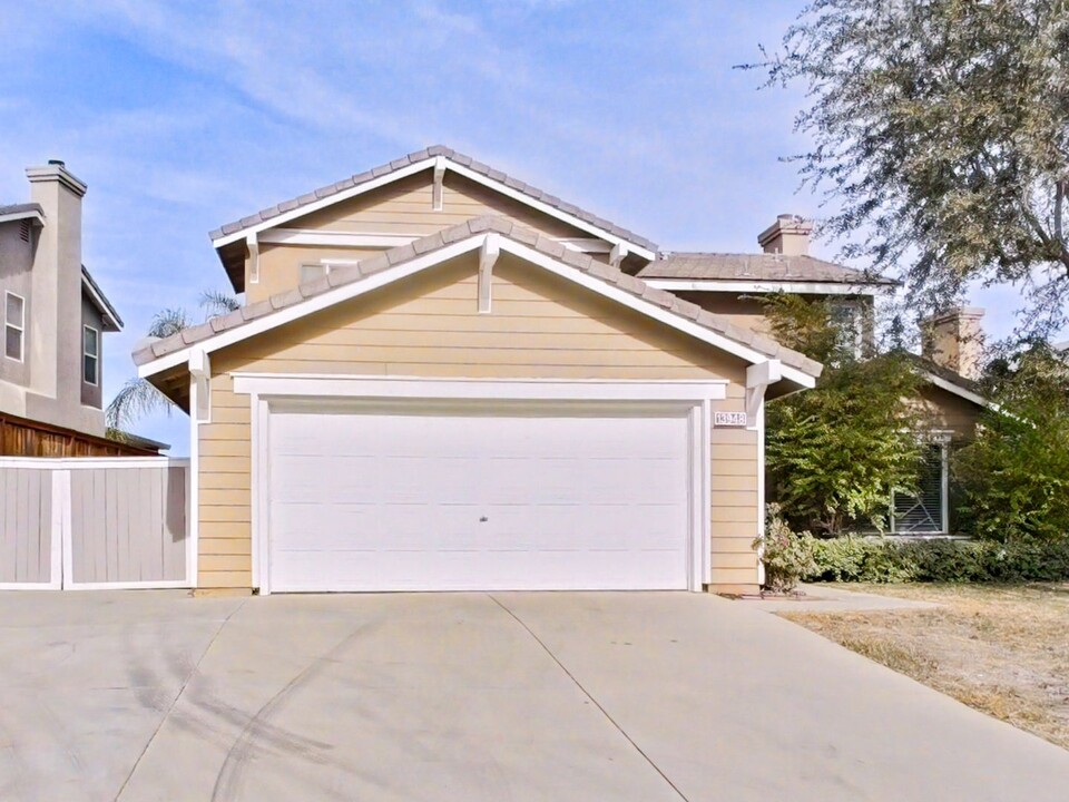 13948 10 Gallon Cir in Corona, CA - Building Photo