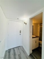 3930 S University Center Dr in Las Vegas, NV - Building Photo