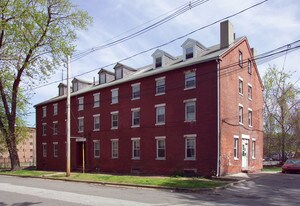 11-19 Dwight St in Chicopee, MA - Building Photo