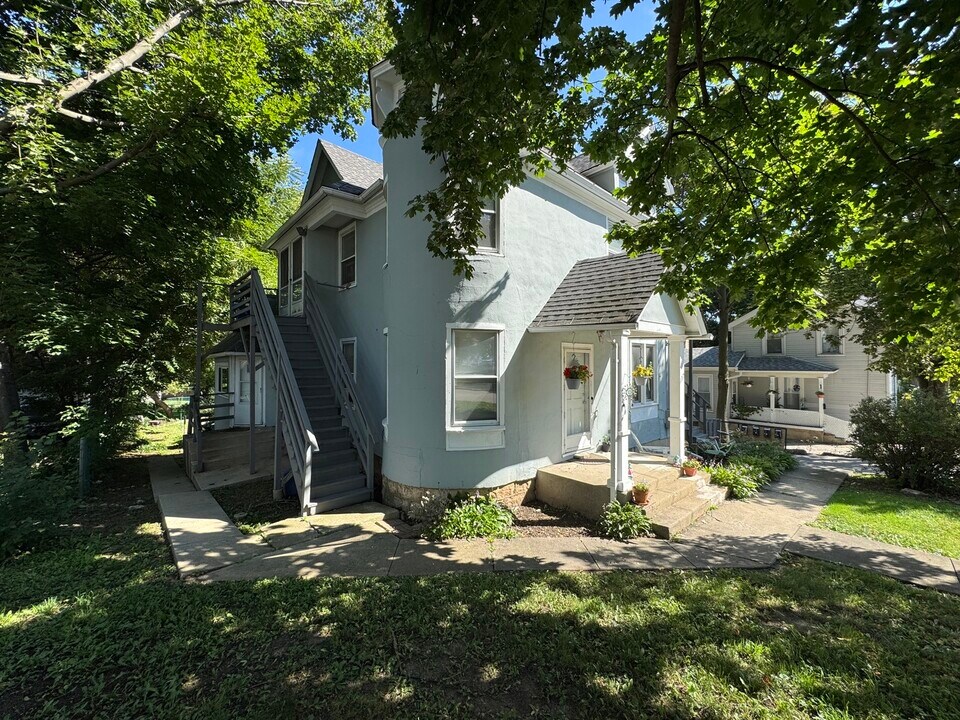 137 E Washington St in West Chicago, IL - Building Photo