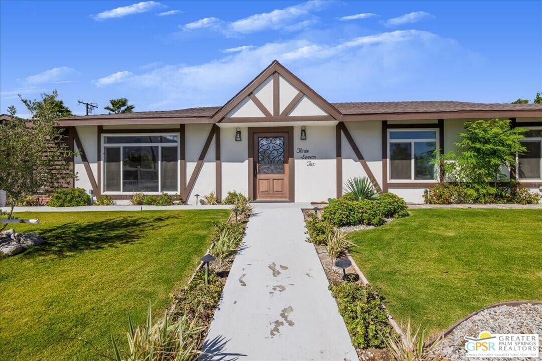 372 E Molino Rd in Palm Springs, CA - Building Photo