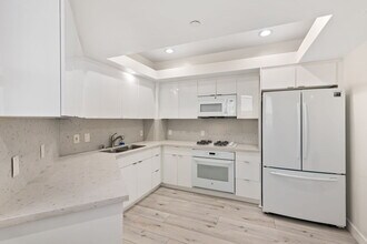 171 N Church Ln, Unit 409 in Los Angeles, CA - Building Photo - Building Photo