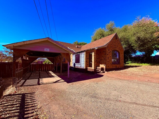 1031 Middlehoff Ln in Oroville, CA - Foto de edificio - Building Photo