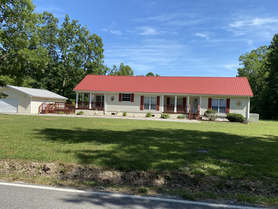 764 Dripping Springs Rd in Monterey, TN - Building Photo