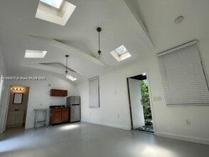 118 NW 24th St in Miami, FL - Building Photo - Building Photo