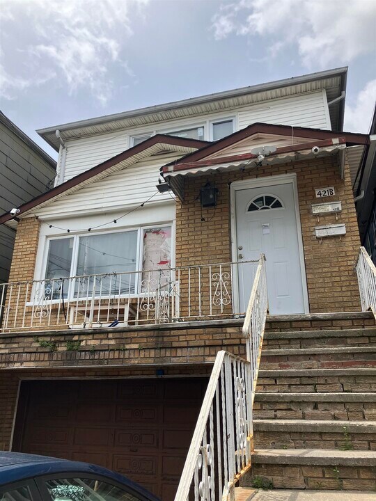 421 Virginia Ave in Jersey City, NJ - Building Photo