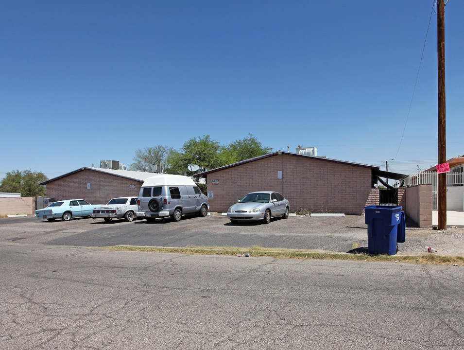 8 Units in Tucson, AZ - Building Photo