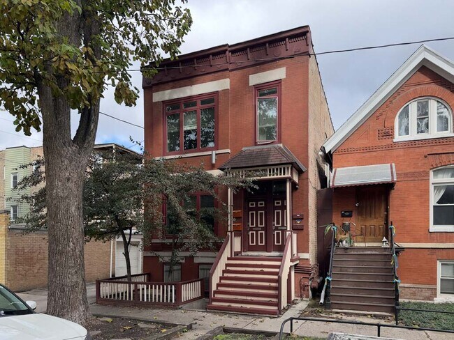 2046 W Iowa St, Unit G1 in Chicago, IL - Foto de edificio - Building Photo