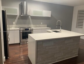 11412 NW 74th Ter in Doral, FL - Building Photo - Building Photo