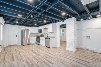 218 Laurel Ave SW in Atlanta, GA - Building Photo - Building Photo