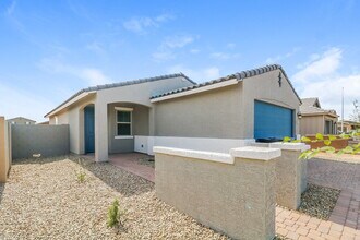 10739 W Chipman Rd in Tolleson, AZ - Foto de edificio - Building Photo