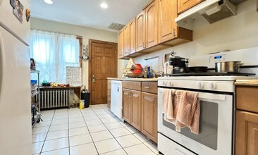 27 South Crescent Circuit, Unit A in Boston, MA - Foto de edificio - Building Photo