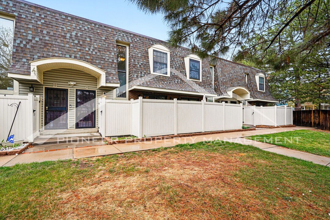 15593 E Wyoming Dr in Aurora, CO - Building Photo