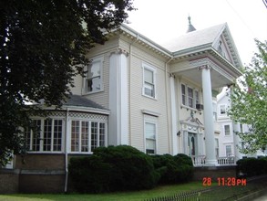 Pioneer House in Peabody, MA - Foto de edificio - Building Photo