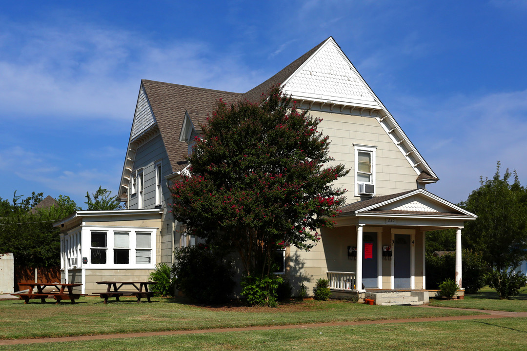 225 N Jackson in Edmond, OK - Building Photo