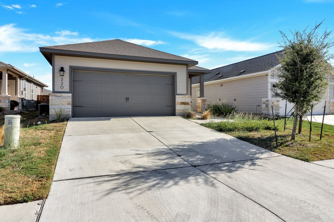 220 Syrah Ct in Leander, TX - Foto de edificio