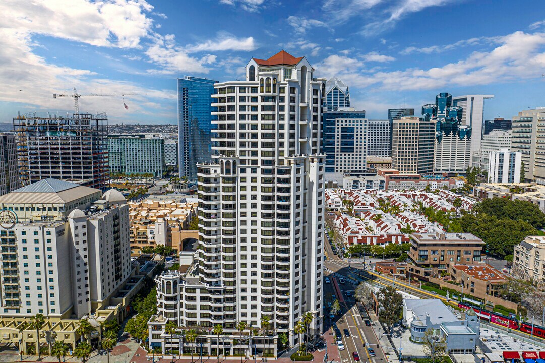 700 W Harbor Dr, Unit TH5 in San Diego, CA - Building Photo