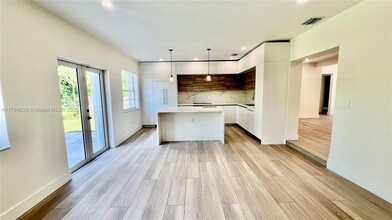 5785 SW 54th Ter in Miami, FL - Building Photo - Building Photo