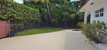 1700 Bay Dr in Miami Beach, FL - Building Photo - Building Photo