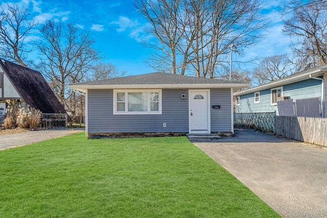 18A Broadway in Mastic, NY - Building Photo - Building Photo