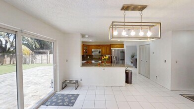 8422 SW 44th Pl in Davie, FL - Building Photo - Building Photo