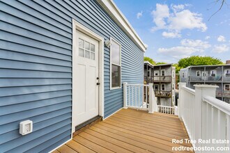 47 Brackett St, Unit 2 in Boston, MA - Foto de edificio - Building Photo