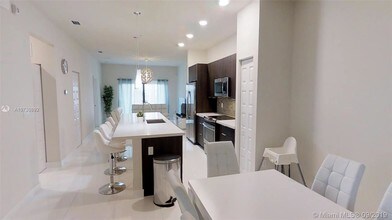 7805 NW 104th Ave-Unit -35 in Doral, FL - Building Photo - Building Photo
