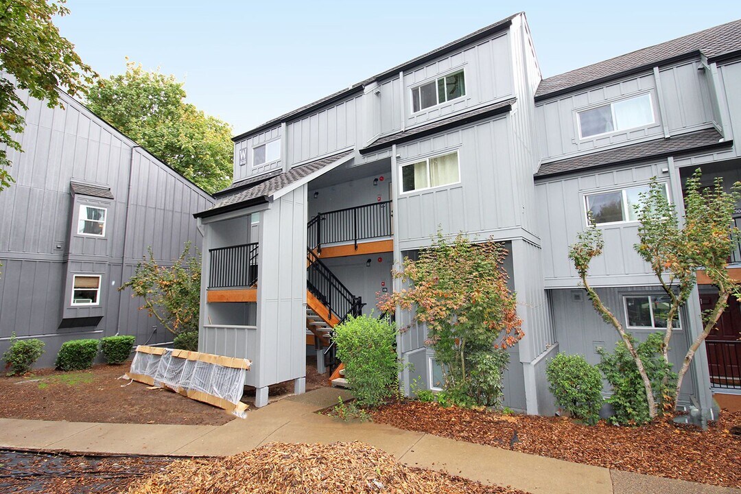 4 Touchstone Dr in Lake Oswego, OR - Building Photo