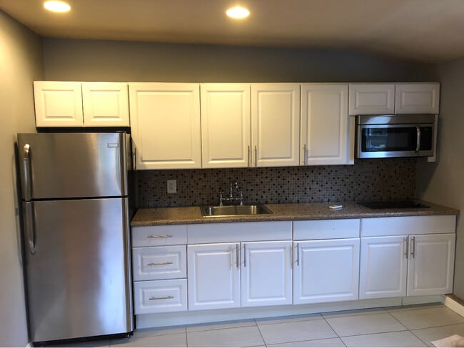 18953 Bessemer St in Tarzana, CA - Foto de edificio - Building Photo