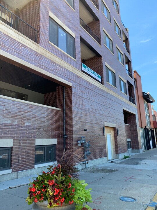 927 W Irving Park Rd in Chicago, IL - Building Photo