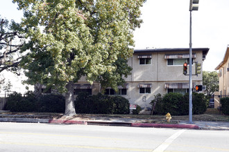 4900 Hazeltine Ave in Sherman Oaks, CA - Building Photo - Building Photo