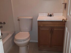 1025 Shackelford Rd in Florissant, MO - Foto de edificio - Building Photo