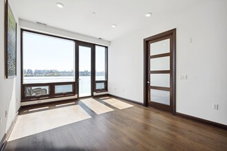 9 Somerset Ln in Edgewater, NJ - Building Photo - Building Photo