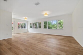 8916 Memorial Hwy in Tampa, FL - Foto de edificio - Building Photo