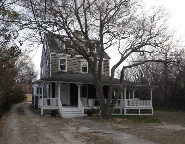 241 Main St in Sag Harbor, NY - Foto de edificio - Building Photo