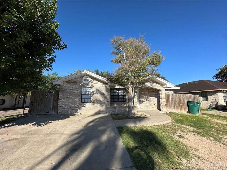 10 N Birch St in Pharr, TX - Building Photo