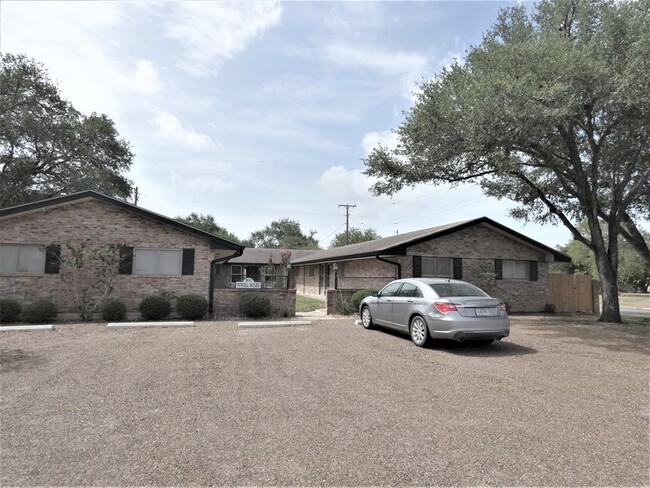 200 E Cleveland St in Beeville, TX - Foto de edificio - Building Photo