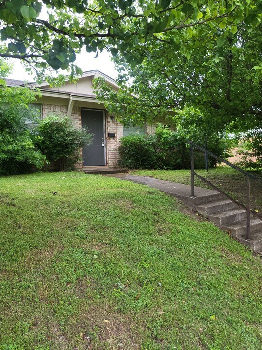 7326 Harold Walker Dr in Dallas, TX - Foto de edificio