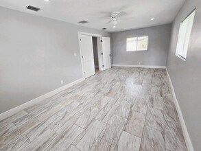 324 S Chillingworth Dr in West Palm Beach, FL - Building Photo - Building Photo